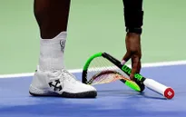 Vợt hỏng của Serena Williams được bán với giá gần 400 triệu đồng