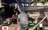 Người tị nạn Mexico co ro trong giá rét chờ được vào Mỹ