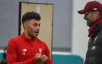 Liverpool tiếp tục gặp vấn đề với chấn thương của Oxlade-Chamberlain