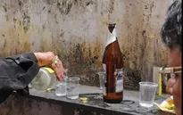Ấn Độ: 72 người tử vong do ngộ độc rượu