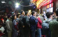Ngày vía Thần tài: Xếp hàng chờ mua vàng từ lúc "gà chưa gáy"