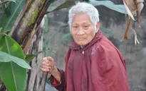 Nghẹn đắng cảnh cha già chống gậy đi tìm con trong bụi chuối