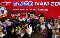 VIDEO: Duy Mạnh bị người hâm mộ vây kín sau trận tranh Siêu cúp Quốc gia