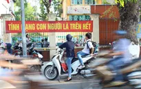 Hà Nội: Nhiều học sinh đi xe máy, xe điện không đội mũ bảo hiểm