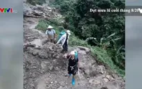 Những thầy cô cõng lương thực cho học trò