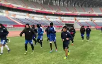 CLB Hà Nội tập làm quen sân Olympic Tế Nam khi tuyết bắt đầu rơi
