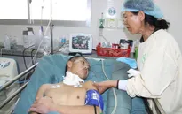 Mẹ nghèo cạn nước mắt nhìn con thoi thóp trên giường bệnh