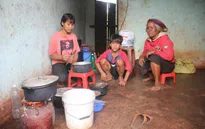 Xót lòng hai chị em mồ côi ăn lá mì, vượt khó đến trường