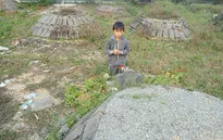 Nghẹn lòng cảnh cậu bé 10 tuổi bị mồ côi cả bố lẫn mẹ trong vòng 1 tuần lễ