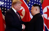 "Tổng thống Mỹ Donald Trump và Chủ tịch Triều Tiên Kim Jong-un bắt tay như đã quen nhau từ lâu"