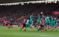 Sao Southampton lập 2 siêu phẩm sút phạt liên tiếp trước Man Utd và Tottenham