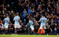 Đang tiến băng băng, Guardiola vẫn lo Man City mất điểm