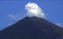 Ba ngọn núi lửa ở Indonesia đồng loạt hoạt động trở lại