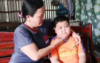 Cha mất vì xe tông, con bệnh với nguy cơ mù mắt bởi không tiền chữa trị