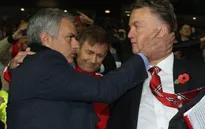 Bị chê cơ hội, HLV Van Gaal "phản pháo" Mourinho