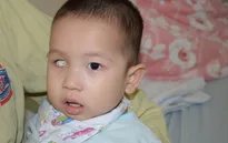 Tiếng khóc xé lòng của bé trai 16 tháng tuổi mắc ung thư võng mạc