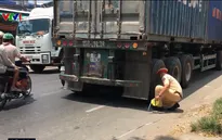 Tai nạn giữa xe máy và container, giao thông ùn tắc kéo dài