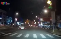 Thiếu quan sát, chiếc ô tô lao vào vòng xuyến và lật ngửa