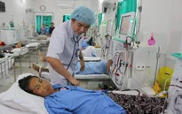 Mẹ bị suy thận nặng vẫn khó nhọc đi bán vé số cầm cự nuôi con ăn học