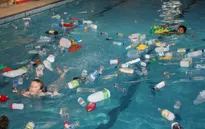 Cho học sinh... bơi trong rác để giáo dục bảo vệ môi trường