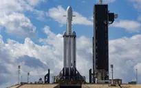 SpaceX hoãn vụ phóng thương mại đầu tiên của tên lửa Falcon Heavy