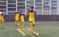 U18 Việt Nam tập làm quen sân Po Kong, sẵn sàng cho trận ra quân gặp U18 Singapore