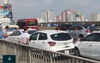 Giao thông tê liệt nhiều giờ trên cầu Sài Gòn sau tai nạn liên hoàn