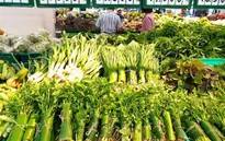 Nhiều siêu thị dùng lá chuối gói thực phẩm