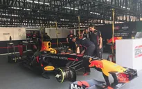VIDEO: Các kỹ sư đội Red Bull chuẩn bị cho chiếc xe F1 chạy thử tại sự kiện "Khởi động F1 Việt Nam Grand Prix 2020"