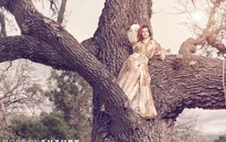 Anne Hathaway mặc thật đẹp và trèo lên cây