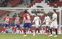 Atletico Madrid làm chậm ngày đăng quang của Barcelona