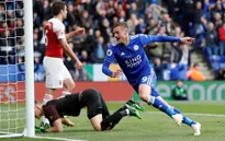 Vardy lập cú đúp, Arsenal thất bại nặng nề trên sân Leicester