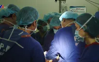 Ứng dụng khớp gối nhân tạo mới trong điều trị cho bệnh nhân bị thoái hóa nặng