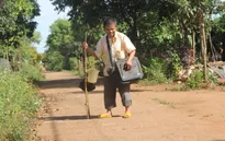 Khốn khổ “lão mù” mò mẫm đi xin ăn để nuôi mẹ bị ung thư