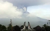 Núi lửa Agung tại Indonesia phun trào cột tro bụi cao 2.000m