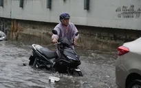 Mưa lớn gây ngập nặng ở TP.HCM