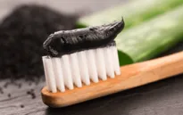 Đánh răng bằng than hoạt tính không giúp trắng răng
