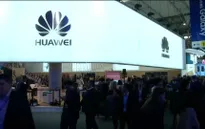 Sợ bị biến thành "cục gạch", các nhà bán lẻ xa lánh smartphone Huawei