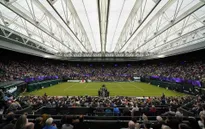 Các tay vợt hào hứng trải nghiệm mái che tại sân số 1 của Wimbledon