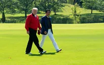 Tổng thống Mỹ Trump đấu golf giao hữu cùng Thủ tướng Nhật Bản Abe