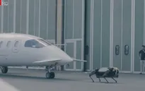 Chế tạo thành công robot 4 chân kéo máy bay