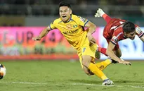 Hậu vệ TP.HCM bị treo giò sau pha tung cước vào ngực Xuân Mạnh