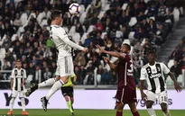 Ronaldo lại vượt Messi về thành tích ghi bàn