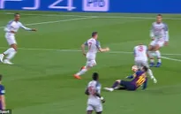 Messi ăn vạ trước khi lập siêu phẩm vào lưới Liverpool?