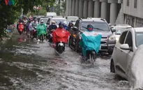 Mưa lớn đầu mùa khiến nhiều tuyến đường ở TP.HCM bị ngập