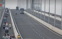 Tình trạng đi ngược chiều, sai làn trên cầu Vàm Cống đang diễn ra phổ biến