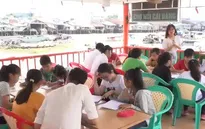 Lớp học tiếng Anh miễn phí cho trẻ em tại chợ nổi Cái Răng