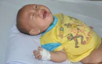 Tiếng khóc xé lòng của cậu bé 13 tháng tuổi nhiều lần bố mẹ muốn xin em về chờ chết!