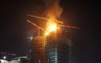 Cháy tòa nhà chọc trời ở Ba Lan