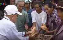 Cảm động câu chuyện làm từ thiện của ông lão bán rong